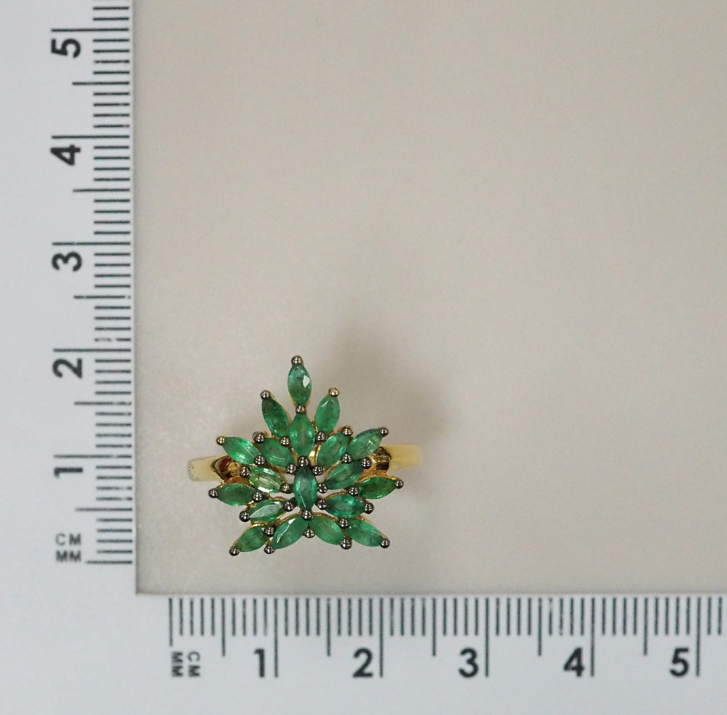 Серебряное кольцо с изумрудами